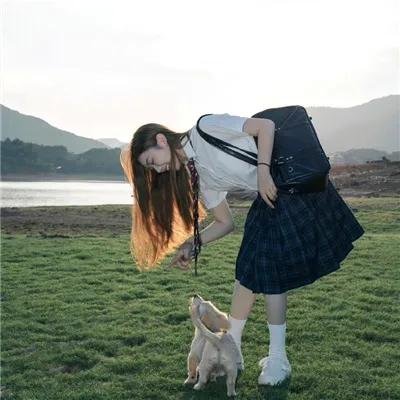 蓝色江流淌